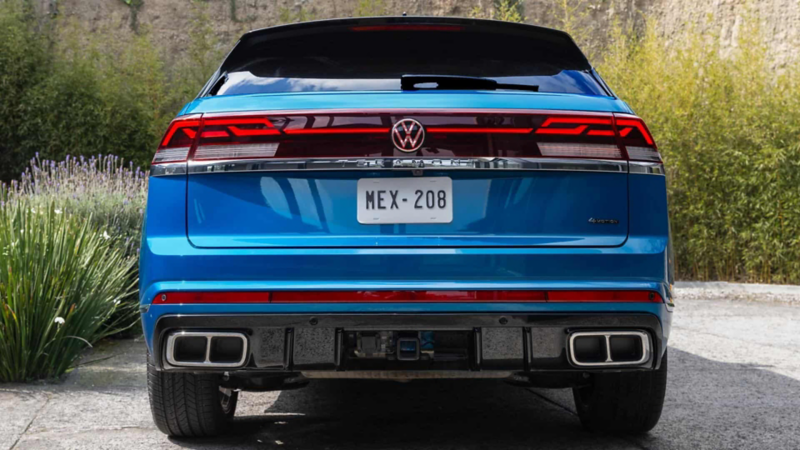 Camioneta Teramont de Volkswagen. Vista trasera con faros de luces LED, puerta de cajuela y gancho inferior. 
