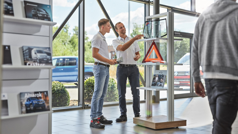 Medewerkers in een Volkswagen Van Center
