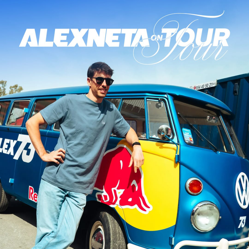Álex Márquez posando con su Alexneta on Tour para el concurso de Volkswagen