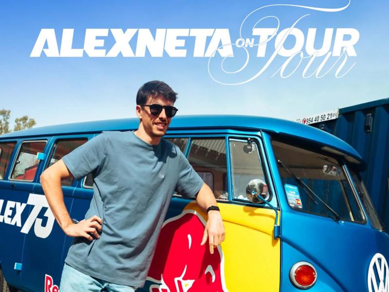 Álex Márquez posando con su Alexneta on Tour para el concurso de Volkswagen