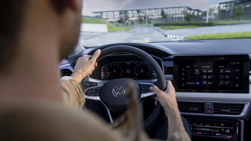 Conductor de Volkswagen toma volante multifunciones. 