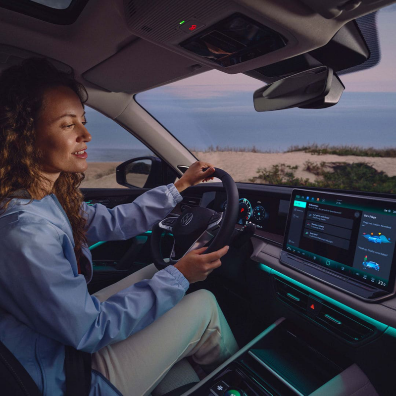 Conductrice au volant de sa Volkswagen