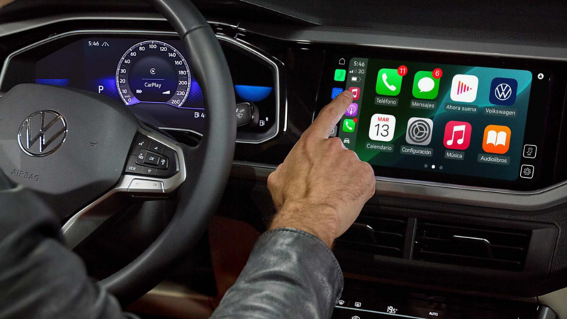 Interior de Volkswagen Virtus con volante, tablero digital y pantalla táctil con aplicaciones.Modificado con inteligencia artificial