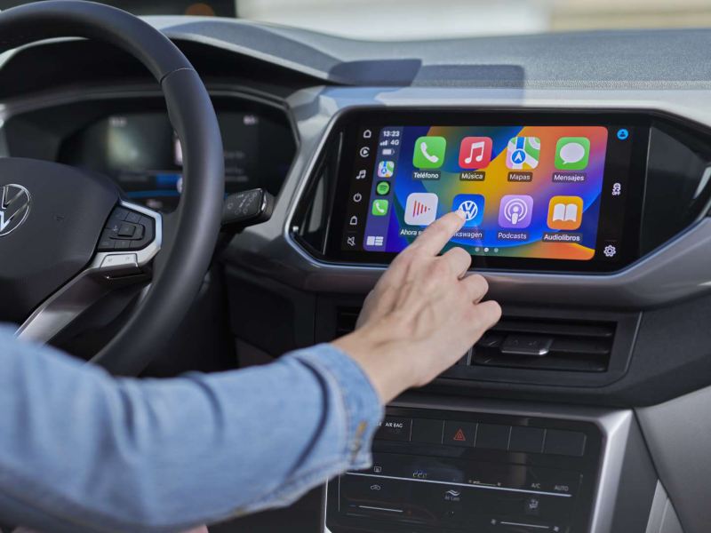 Conecta tu celular sin usar cables a tu carro o SUV Volkswagen. Hazlo con ayuda de Wireless App Connect.