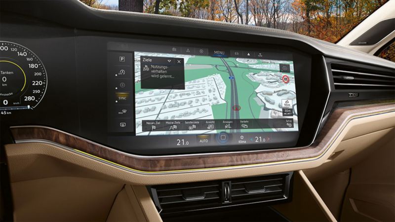 Close view of the Guide & Inform Premium navigation system