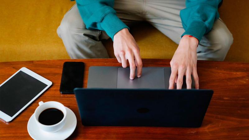 Imagen de hombre en computadora portátil consultando las noticias de Volkswagen. 
