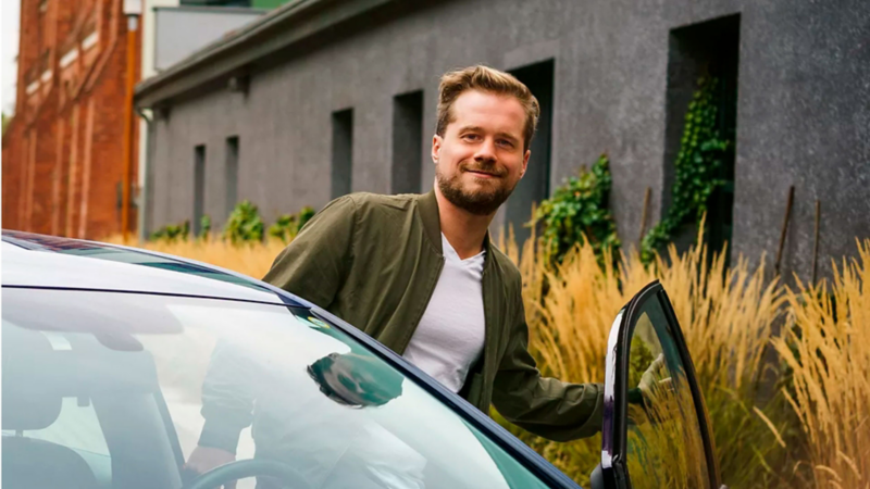 Hombre subiéndose a su automóvil Volkswagen cuidado con los mejores consejos para el mantenimiento de autos