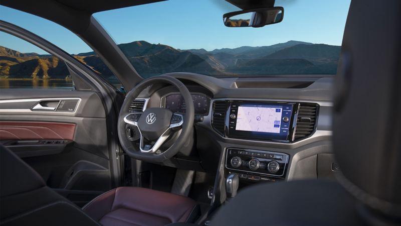 Interior de auto Volkswagen, equipado con clima para conducir en invierno.