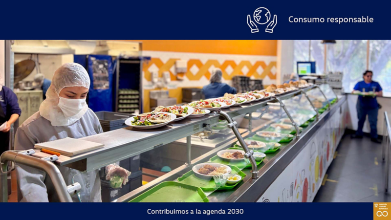 Comedor de colaboradores de Volkswagen con platos y bandejas de alimentos preparadas. 