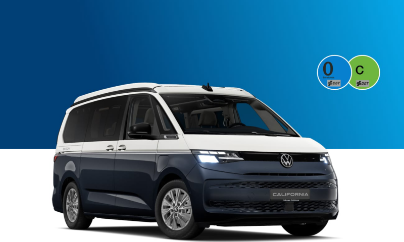 Una California de ocasión de Volkswagen con las etiquetas de la DGT sobre un fondo azul y blanco