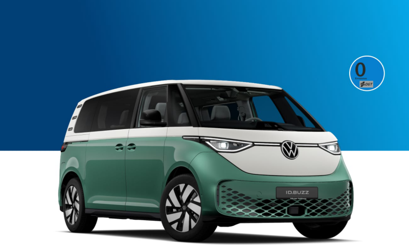 Una ID.Buzz de ocasión de Volkswagen con la etiquetas de Cero Emisiones sobre un fondo azul y blanco