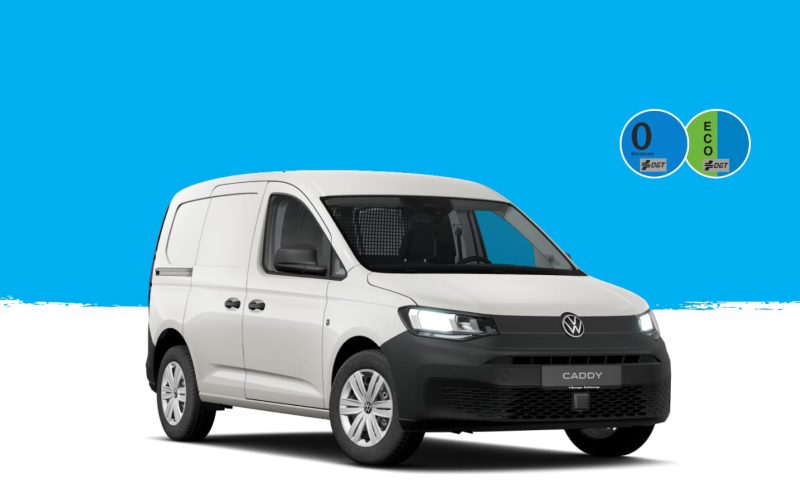 Una Caddy de ocasión blanca de Volkswagen con las etiquetas de la DGT sobre un fondo azul y blanco