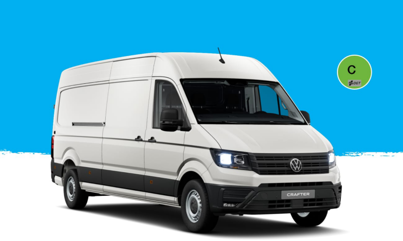 Una Crafter de ocasión de Volkswagen con la etiqueta de Cero Emisiones sobre un fondo azul y blanco