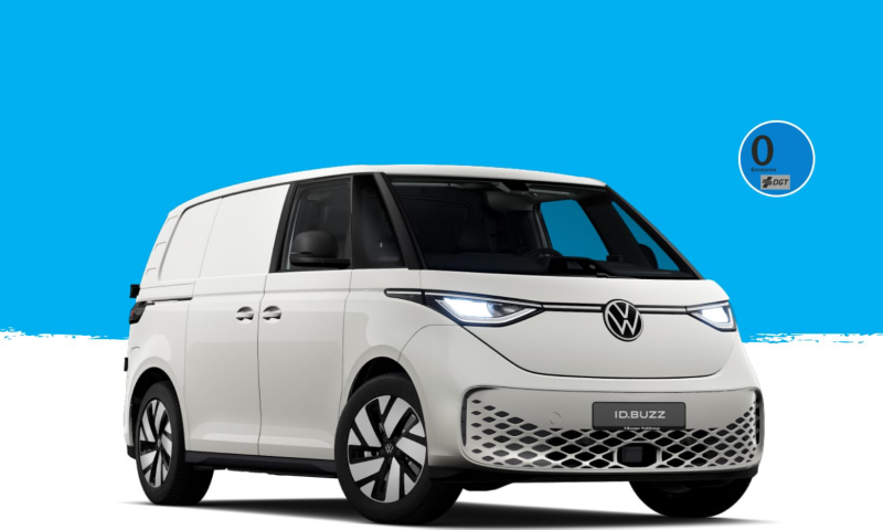 Una ID.Buzz Cargo de ocasión de Volkswagen con la etiqueta de Cero Emisiones sobre un fondo azul y blanco