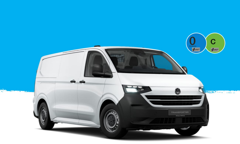 Una Transporter de ocasión de Volkswagen con la etiqueta de Cero Emisiones sobre un fondo azul y blanco