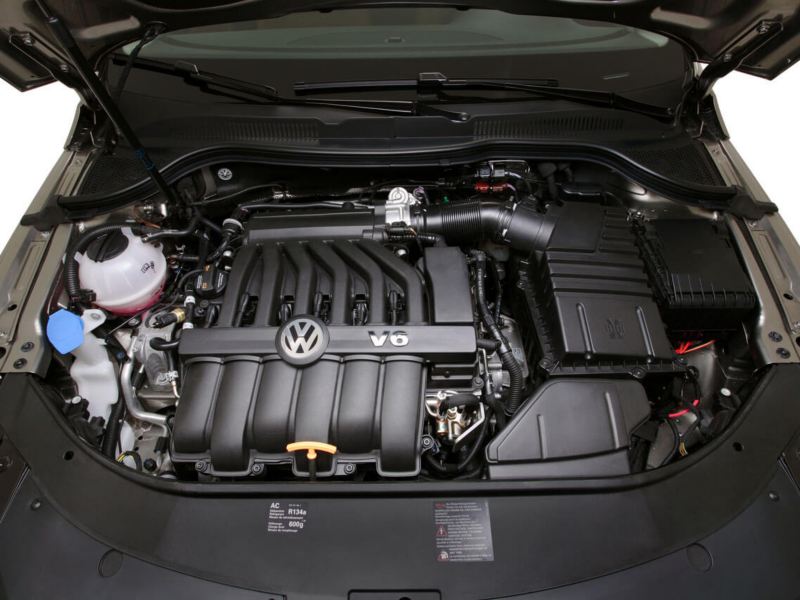 Vue d'un moteur V6 Volkswagen, capot ouvert.
