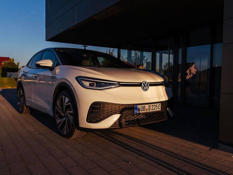 Un VW ID.5 blanc dans une lumière légère.