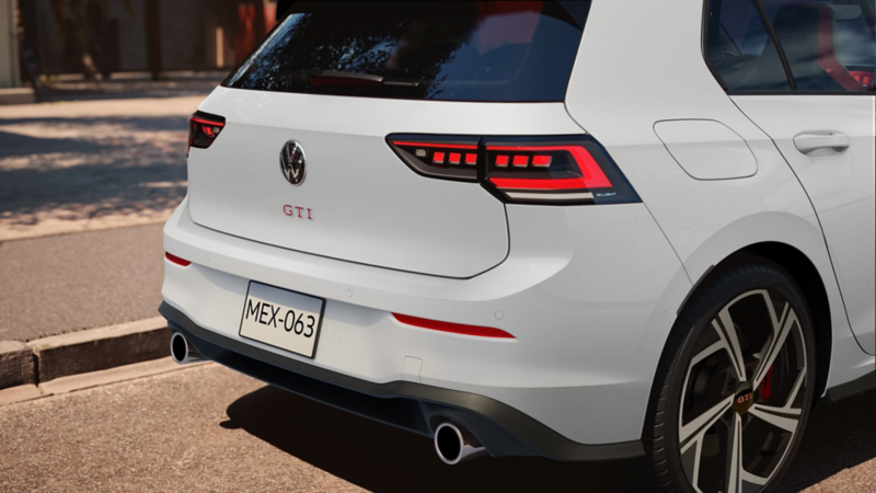 Rines, faros traseros y cajuela de Golf GTI de Volkswagen. 