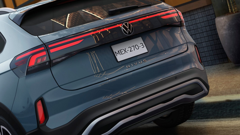 Parte trasera de Volkswagen Nivus 2026 en color azul con luces LED y emblema VW destacado.