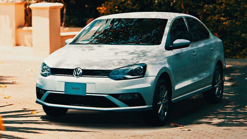 Vento Volkswagen en color blanco. Sedán disponible con crédito automotriz.