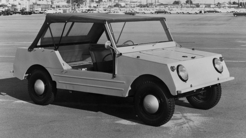 La Volkswagen Country Buggy dans une photo d'époque en noir et blanc.