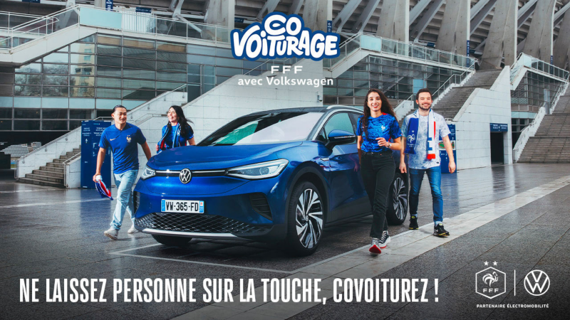 Visuel d'illustration du Covoiturage FFF avec Volkswagen. 4 personnes descendent d'un ID.4 dans un parking de stade de football.