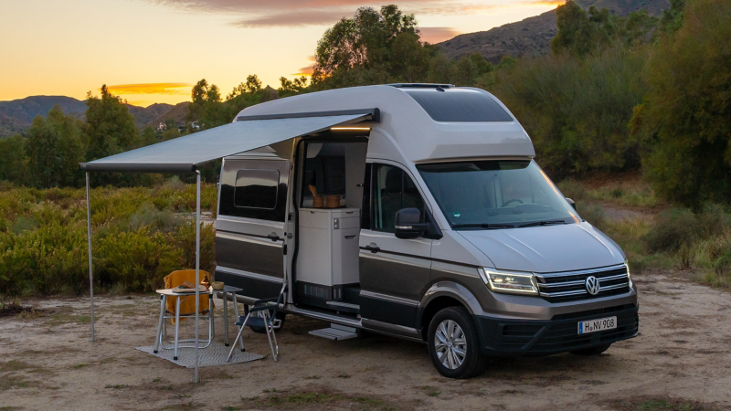 VW Grand California med utfälld markis.