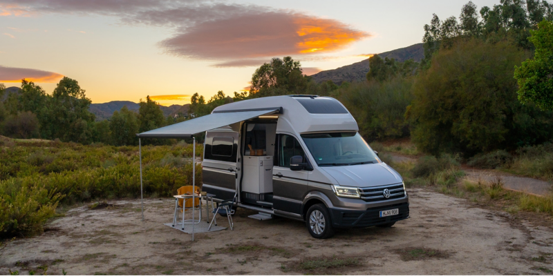 VW Grand California mit aufgestellter Markise.