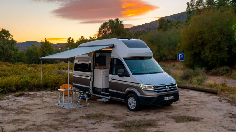 VW Grand California avec auvent relevé.