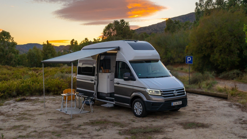 VW Grand California avec auvent relevé.