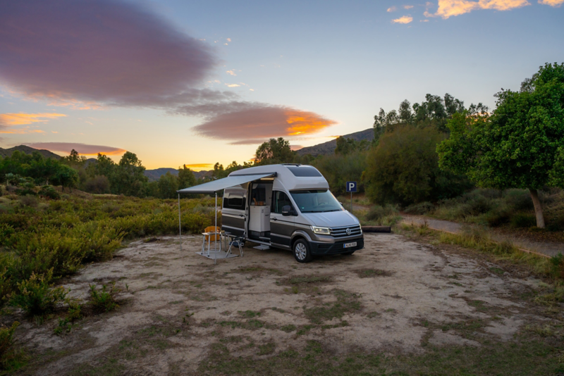 VW Grand California avec auvent déployé.