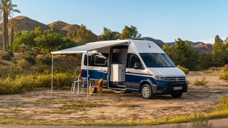 VW Grand California mit aufgestellter Markise.