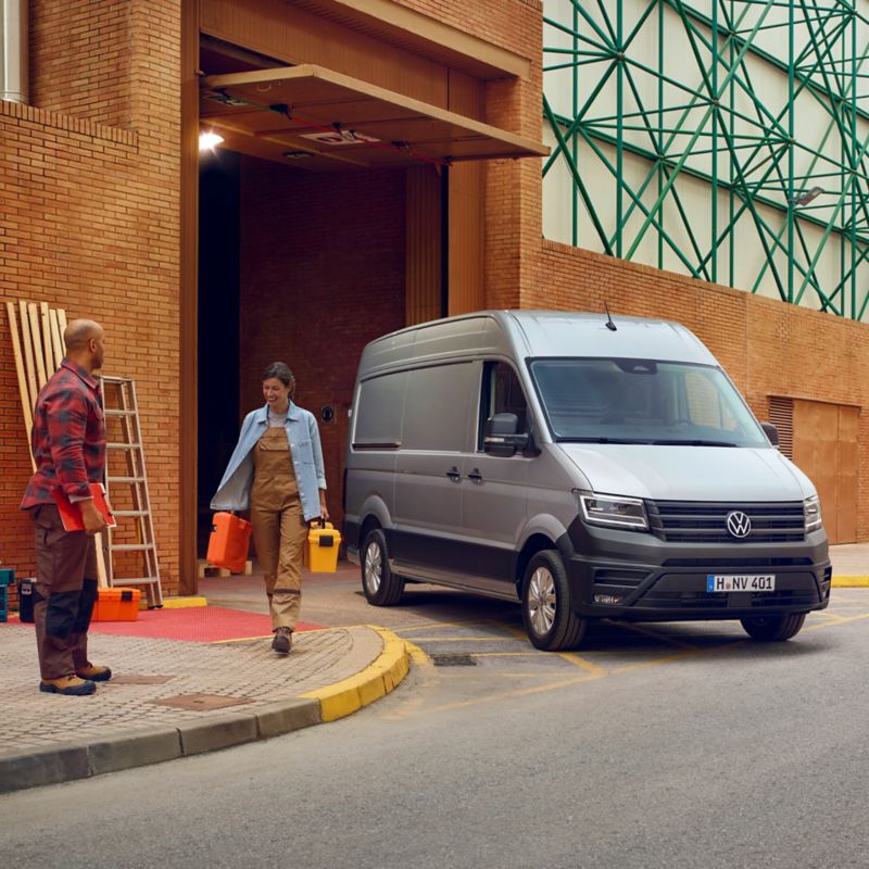 Operai si allontanano da Volkswagen Crafter.