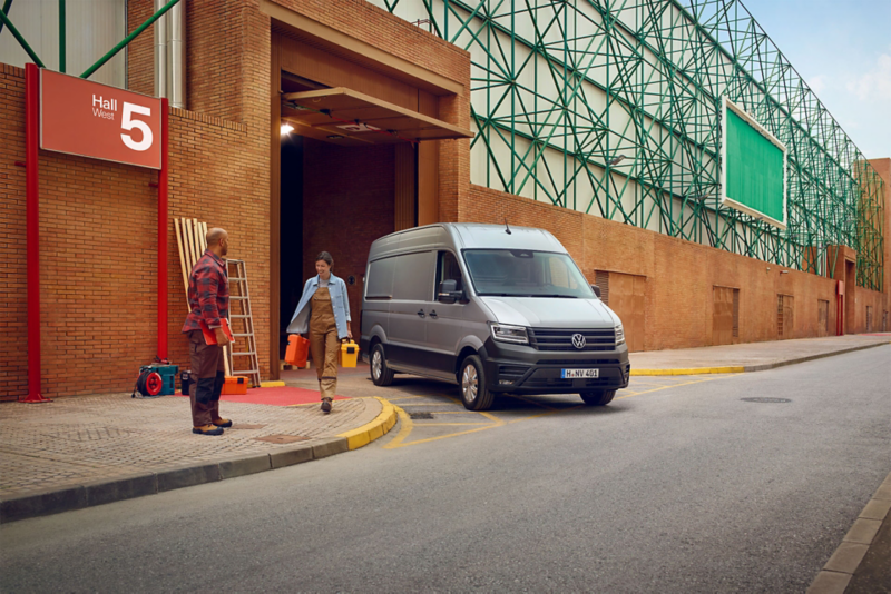 VW Crafter nouveau gris garé dans un patio d’entreprise avec artisan