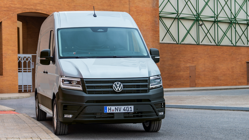 Ein Volkswagen Crafter parkt vor einem Gebäude.