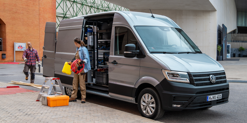 Un operaio scarica materiale da VW Crafter.