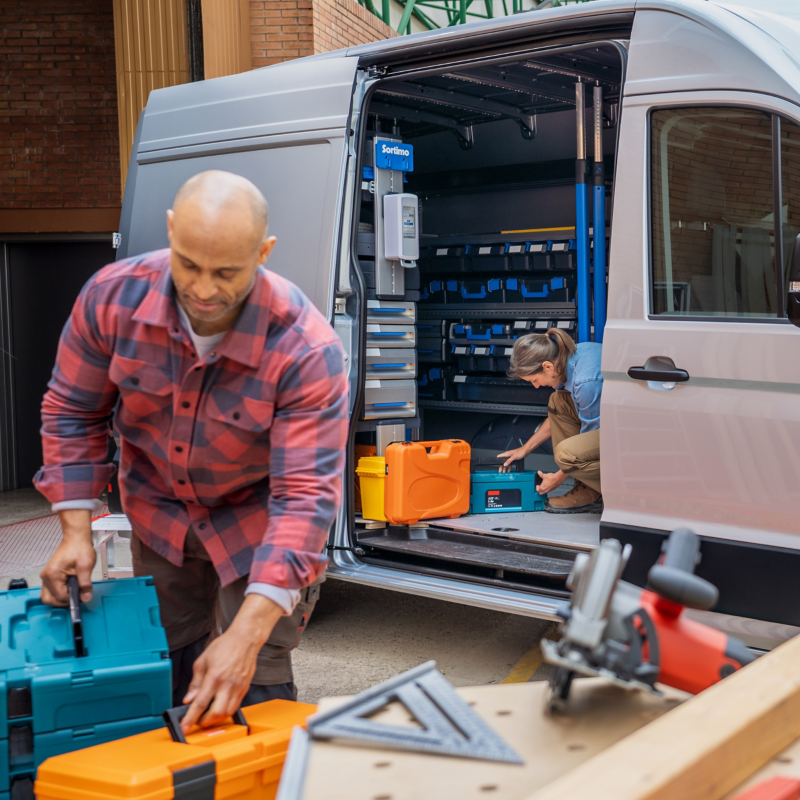 VW Crafter ja näkymä auton tavaratilaan