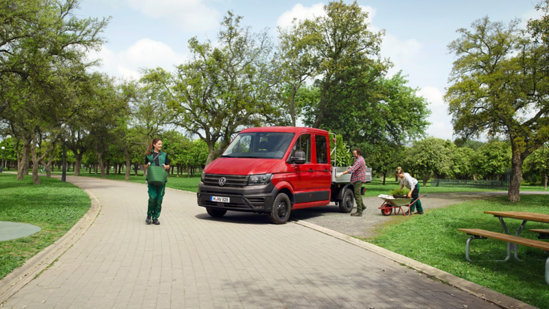 Primer plano de un VW Crafter Caja Abierta en un parque