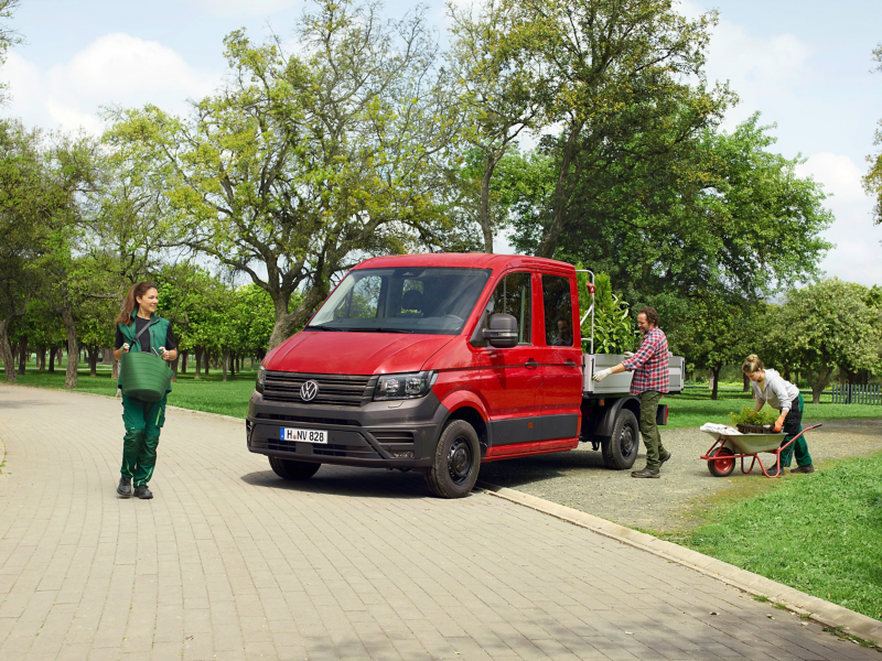 Le crafter benne rouge avec trois paysagistes