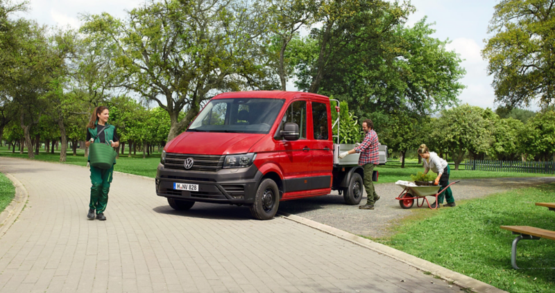 Volkswagen Crafter Skrzyniowy w parku.