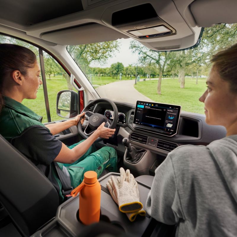 Två kvinnor sitter i hytten på en VW Crafter