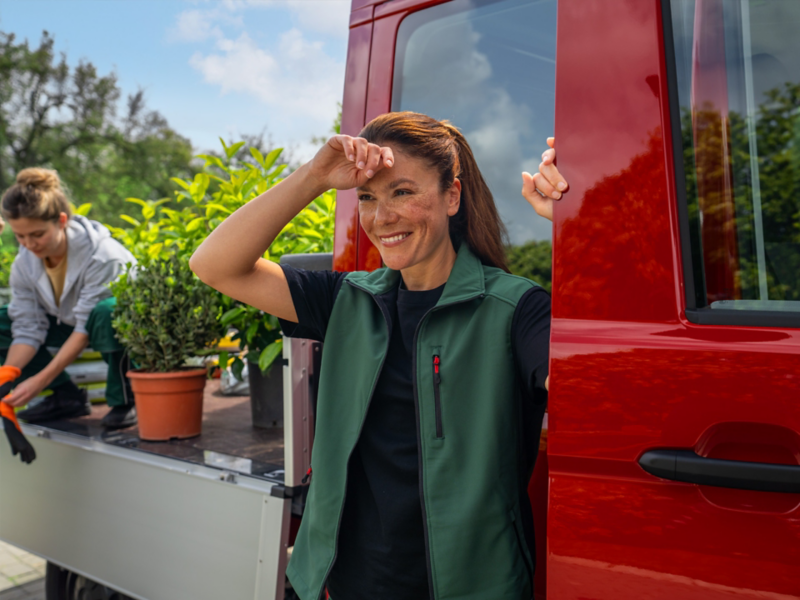 Ein VW Crafter Pritschenwagen im Einsatz für den Garten- und Landschaftsbau.