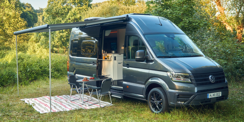Neuer VW Grand California mit aufgestellter Markise.