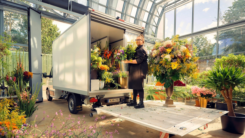 En florist lastar ur sin VW Crafter volymskåp