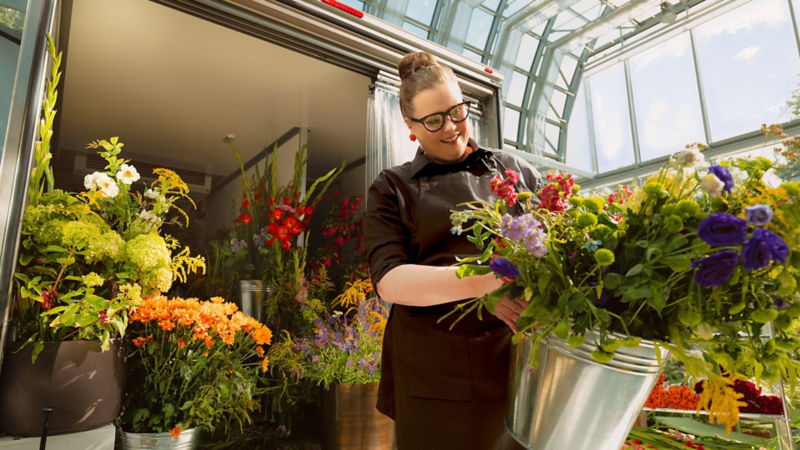 En florist lastar ur sin VW Crafter VolyMax