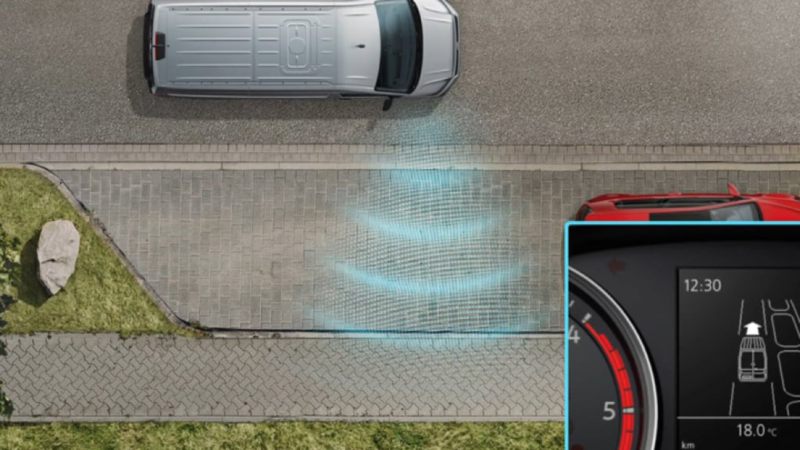 Foto toont een Volkswagen Bedrijfsvoertuigen Crafter vanuit vogelperspectief. Blauwe golven laten zien hoe de optionele parkeerhulp Park Assist werkt.