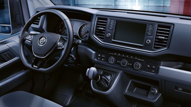 Uno sguardo nella cabina di guida di Crafter di Volkswagen Veicoli Commerciali con numerose interfacce e prese.