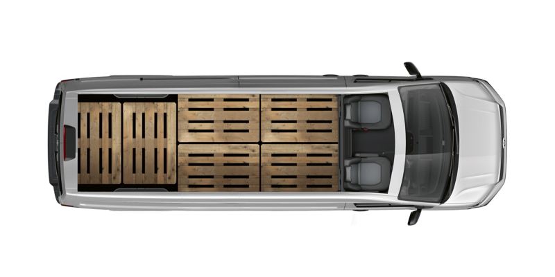 Volkswagen Crafter Furgone a passo lungo visto dall’alto. Il tetto manca e il vano di carico risulta immediatamente visibile. All’interno sono posizionati sei euro-pallet l’uno accanto all’altro.