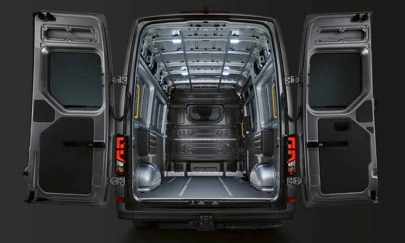 Der Laderaum eines VW Crafter vor grauem Hintergrund