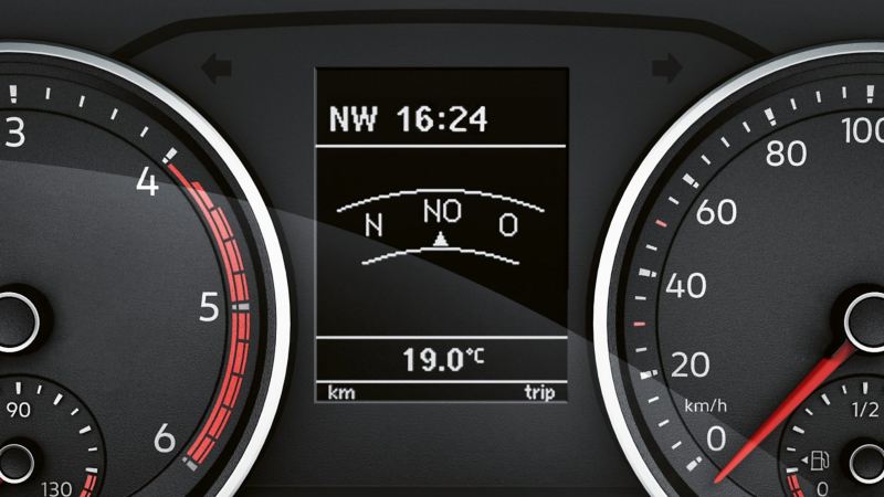 Das Display der Multifunktionsanzeige zeigt aktuelle Infos wie die Fahrtrichtung, die Uhrzeit und die Außentemperatur an. 